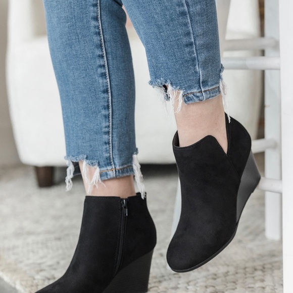 Wedge heel, approximately 2.5 inches tall. Fit small, more like a 9.5. - Picture 2 of 11